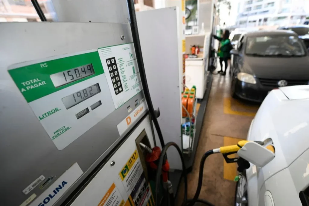Bomba de combustível em posto mostra valor e litros abastecidos.
