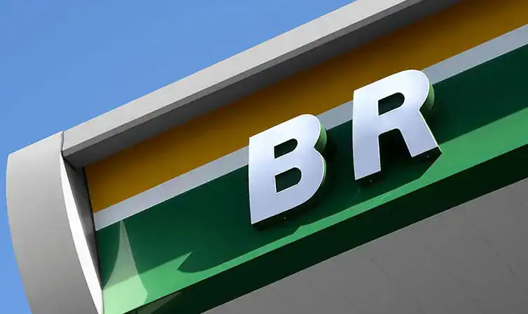 Logotipo BR sobre fachada de posto de combustível.