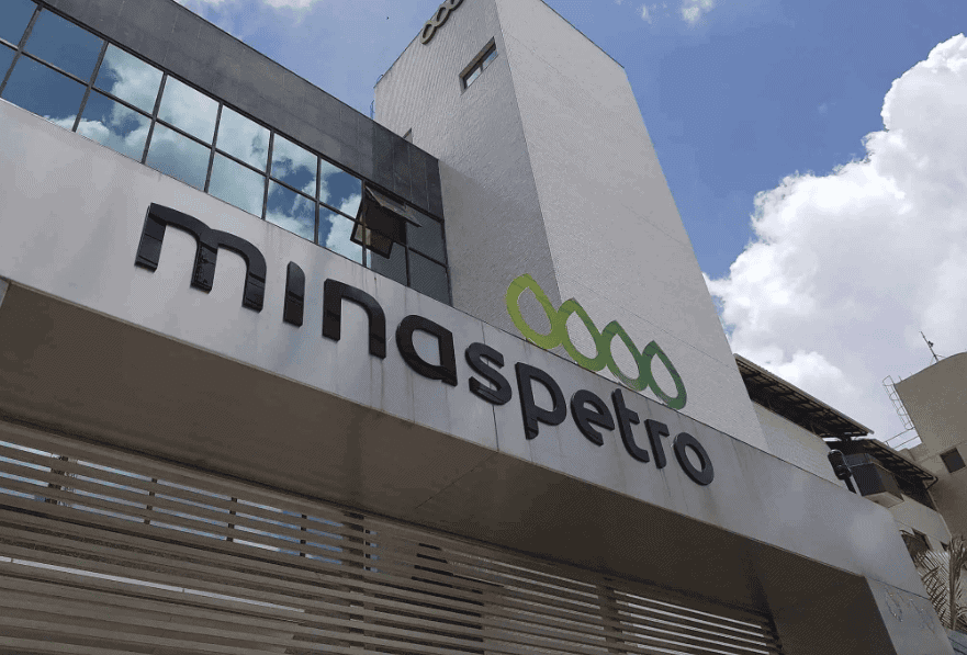 Minaspetro fachada de loja com logotipo visível.