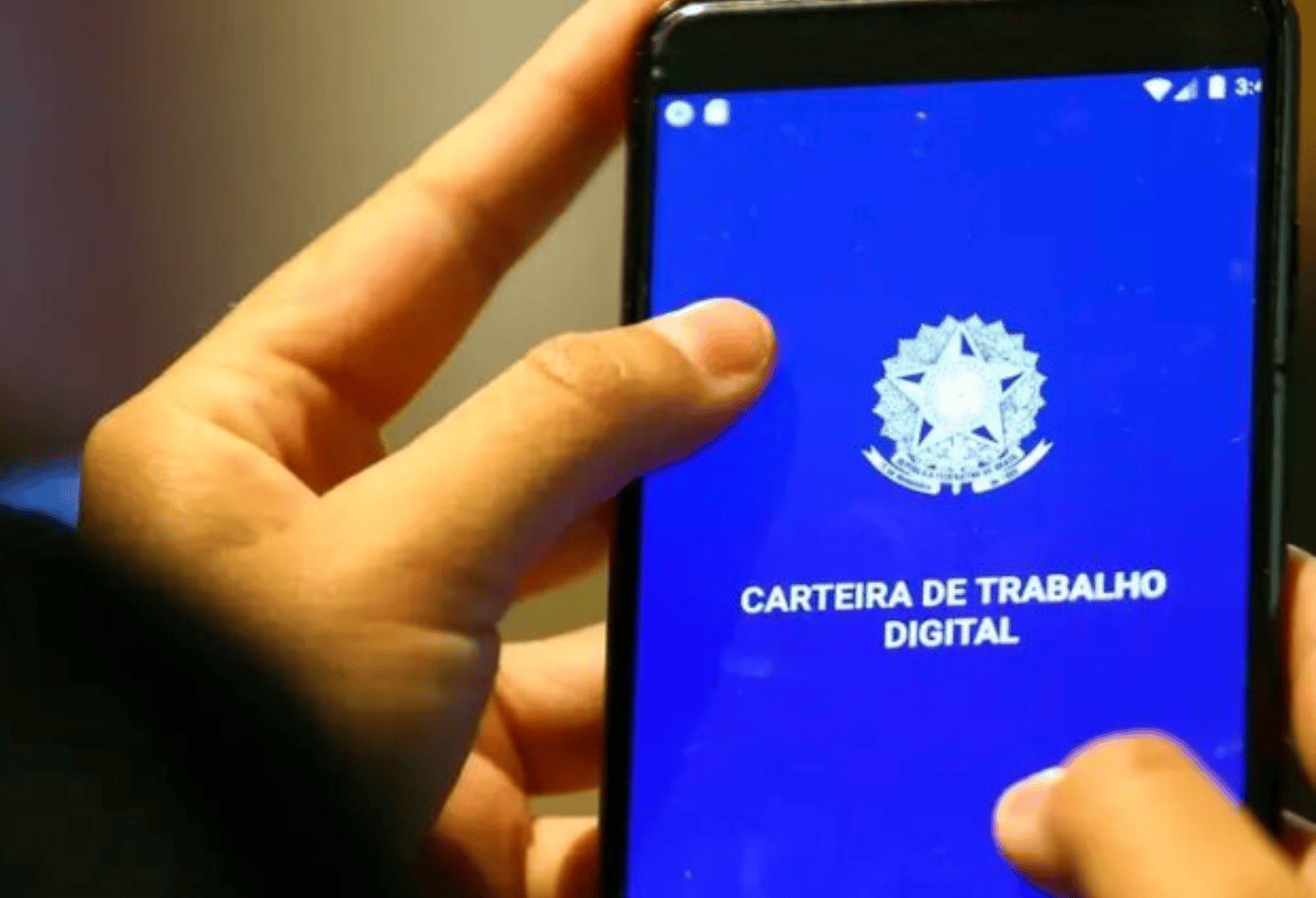 Carteira de trabalho digital no smartphone, símbolo de emprego digital.