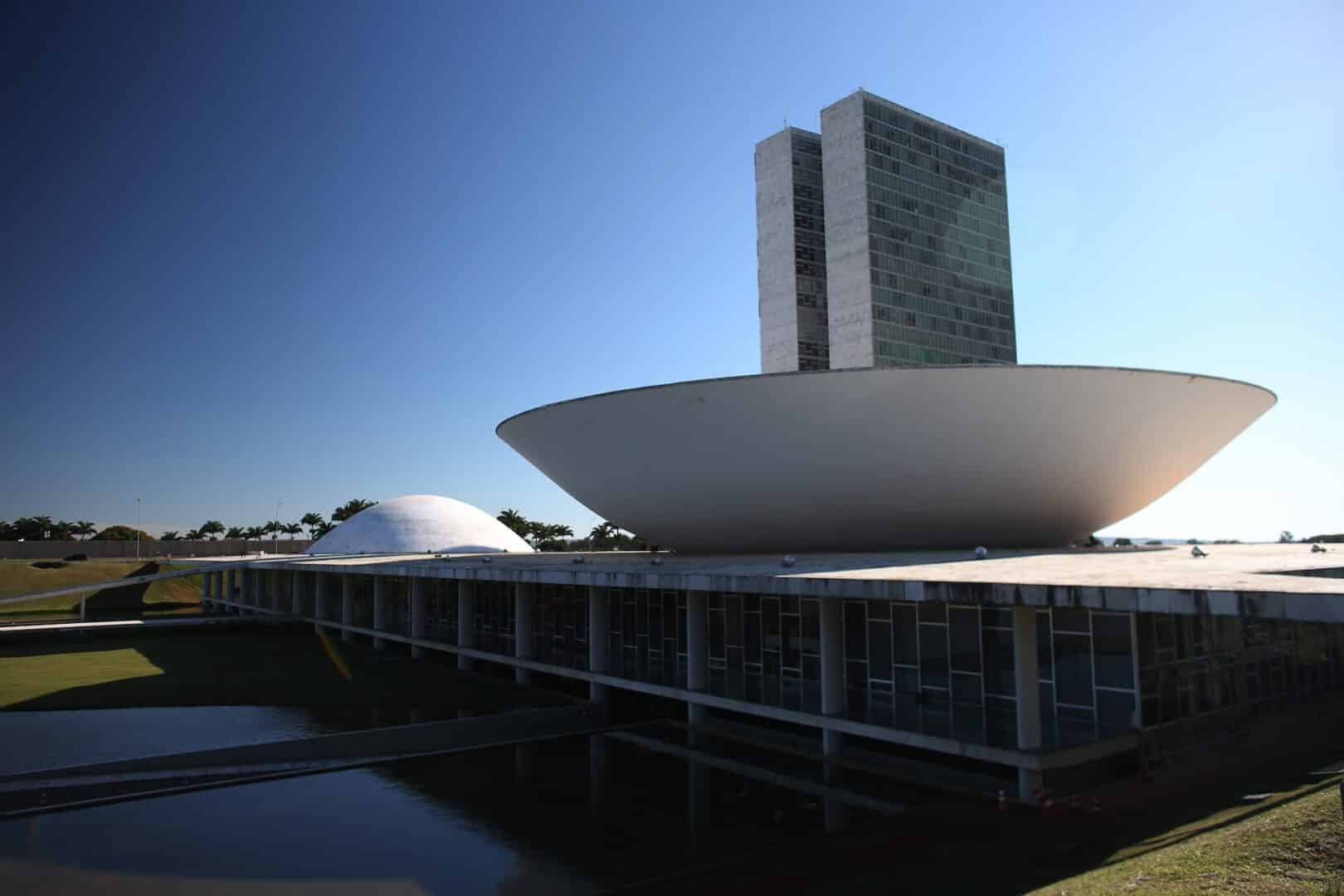 Palácio da Alvorada, sede do governo brasileiro, com arquitetura moderna.